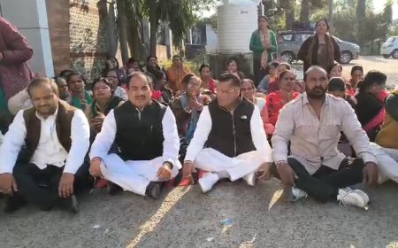 हरक सिंह रावत ने दी सरकार को चेतावनी, आंगनबाड़ी कार्यकर्ताओं के धरने में गरजे