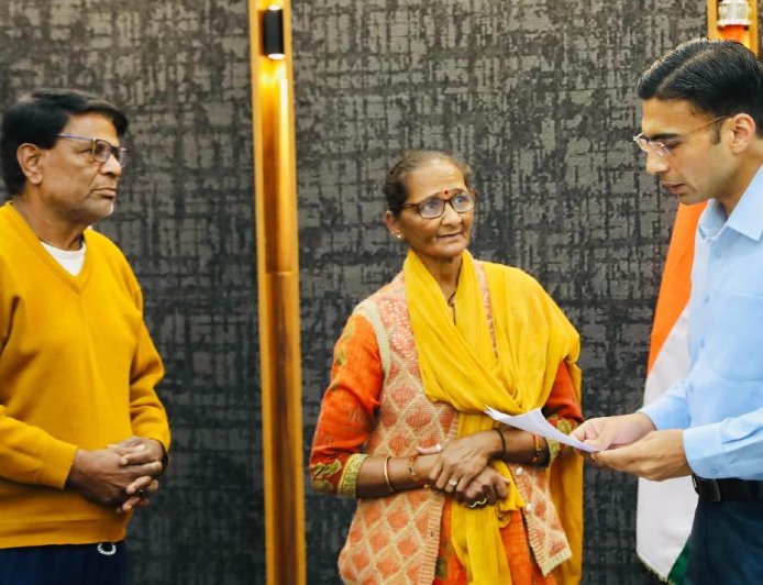 कैंसर पीड़ित मां-बाप को बेटे कर रहे थे घर से बेदखल; DM ने सुनी व्यथा, अब हो सकते हैं जिला बदर