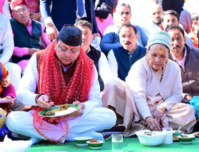 मां के साथ पैतृक गांव टुंडी-बारमौं पहुंचकर भावुक हुए सीएम धामी