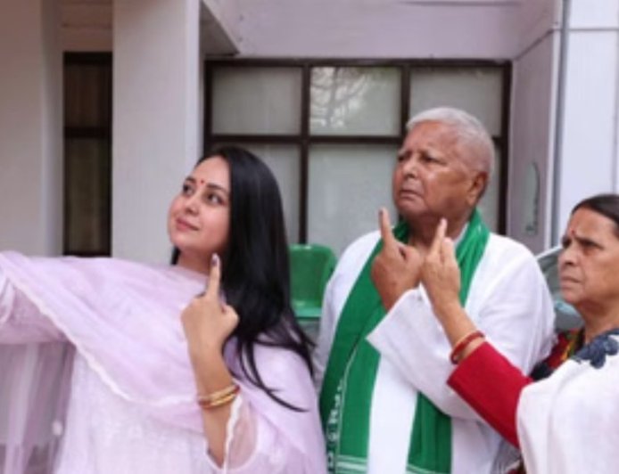 लालू प्रसाद यादव की पुत्री रोहिणी आचार्या ने राजनीति से संन्यास का ऐलान, परिवार से दूरी बनाने की घोषणा