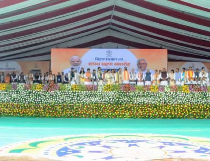 बिहार सरकार के शपथ ग्रहण समारोह में सम्मिलित हुए मुख्यमंत्री पुष्कर सिंह धामी