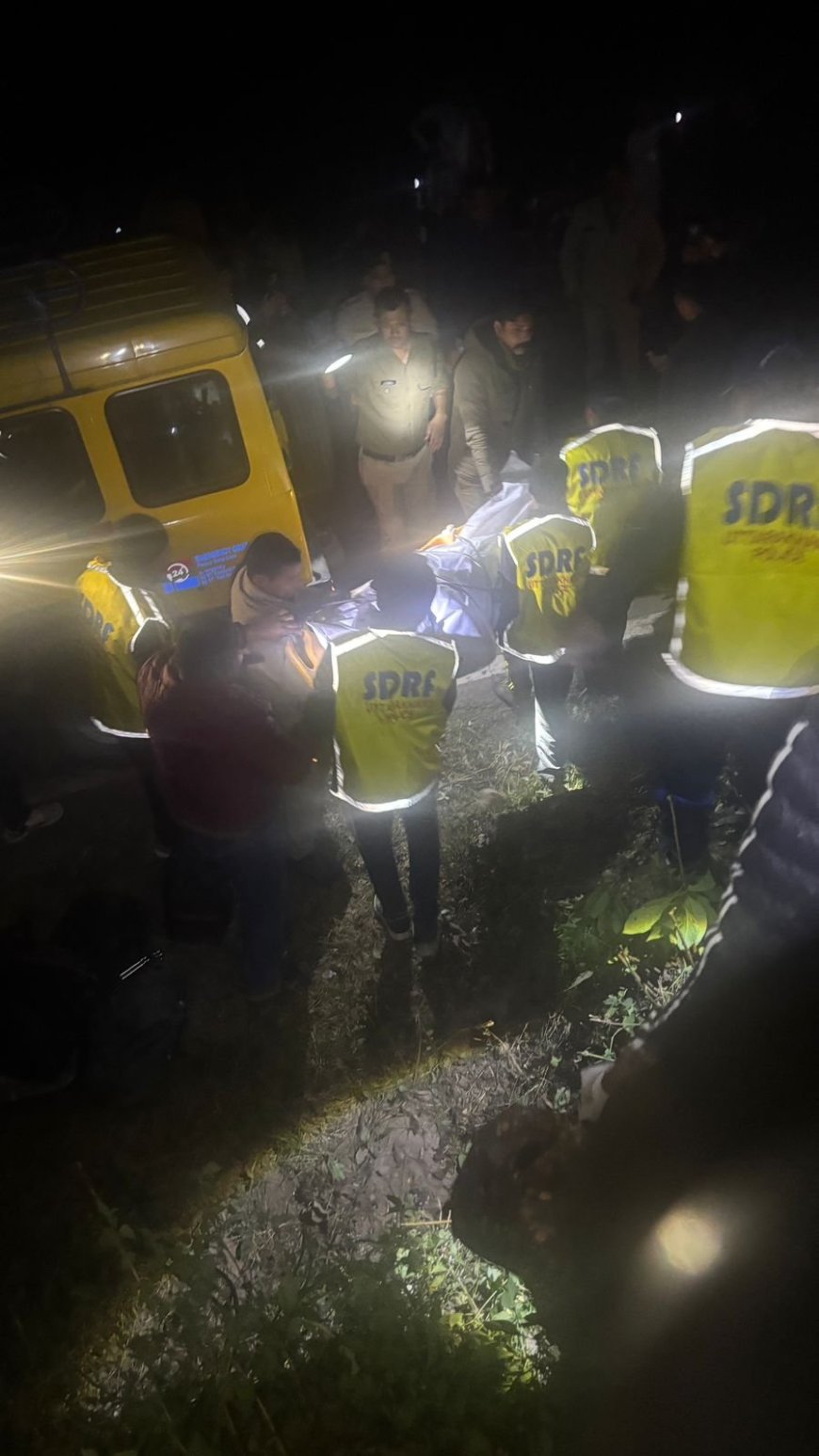 उत्तराखंड में दर्दनाक सड़क हादसा, 2 की मौत, 15 घायल, SDRF ने किया रेस्क्यू