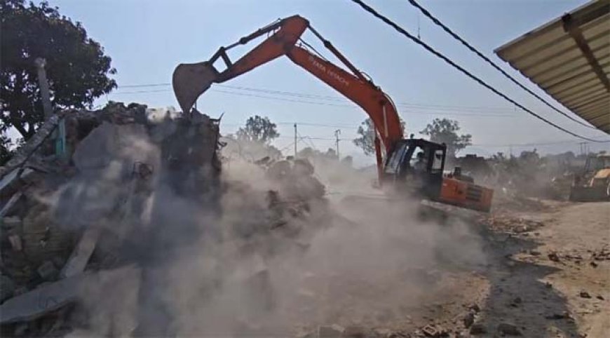 बुलडोज़र एक्शन: दूसरे दिन भी ध्वस्त हुए दर्जनों अवैध निर्माण