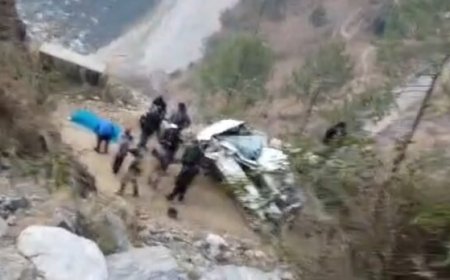 उत्तराखंड में दर्दनाक सड़क हादसा, गहरी खाई में गिरी कार, तीन की मौत, दो गंभीर घायल