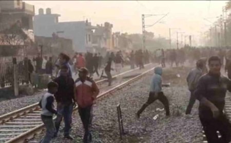 रेल ट्रैक पर कब्जा,पुलिस पर पथराव,किया लाठी चार्ज