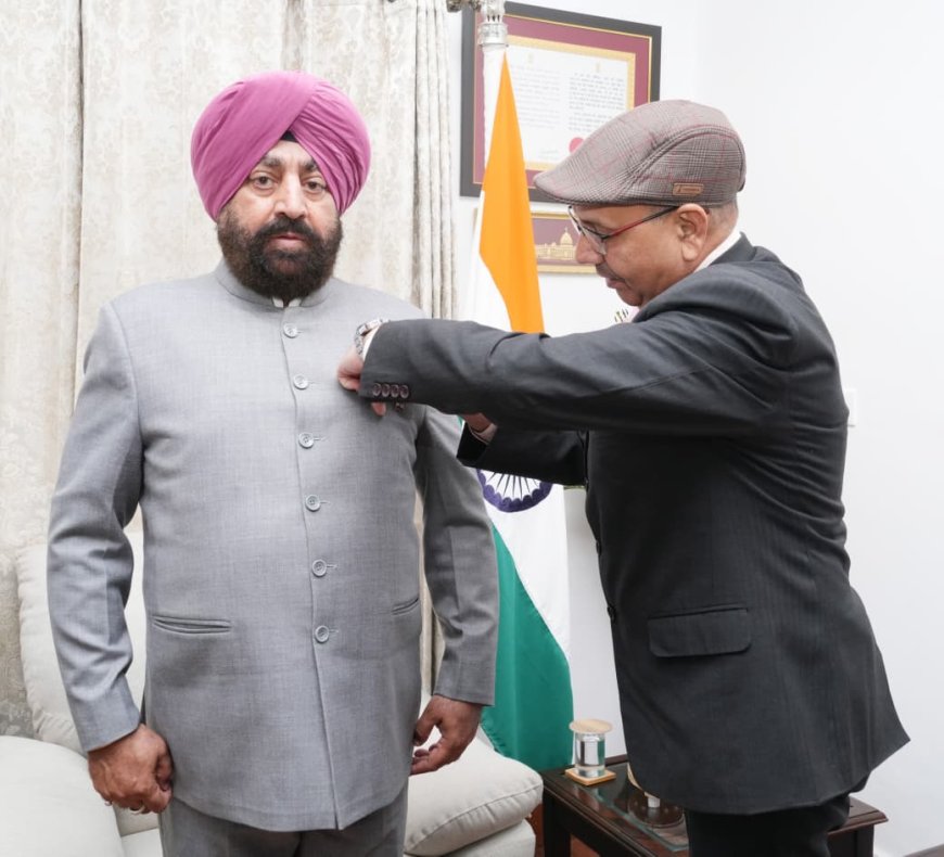 राज्यपाल गुरमीत सिंह ने सशस्त्र सेना झंडा दिवस पर दी शुभकामनाएं और फ्लैग लगाया