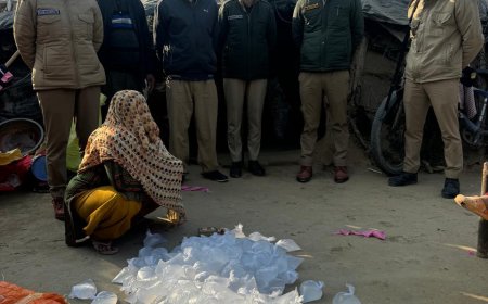 रामनगर मे मुखबिर की सूचना पर आबकारी विभाग की छापेमारी, मारी मात्रा मे पाउच कच्ची शराब बरामद