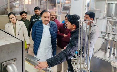 लालकुआँ दुग्धशाला में किसान आयोग उपाध्यक्ष ने परखी गुणवत्ता की कसौटी