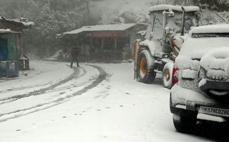उत्तरकाशी में बर्फबारी से जीवन प्रभावित, सड़कें अवरुद्ध, विद्युत सेवा ठप