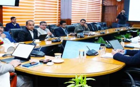 बाढ़ भी रोकी जाएगी, जंगल भी बचेंगे! सीएम धामी ने अफसरों को चेताया—कोई ढिलाई नहीं