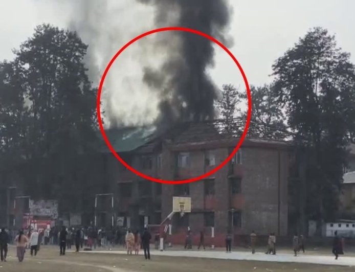 सैनिक स्कूल के एकेडमिक ब्लॉक में लगी भीषण आग, समय पर दमकल पहुंचने से टला बड़ा हादसा