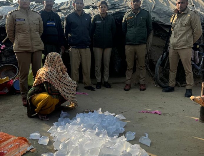 रामनगर मे मुखबिर की सूचना पर आबकारी विभाग की छापेमारी, मारी मात्रा मे पाउच कच्ची शराब बरामद