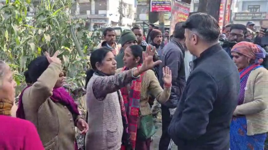 ऋषिकेश: नहीं थम रहा वन भूमि विवाद, तारबाड़ करने पहुंची टीम के खिलाफ स्थनीयों का विरोध प्रदर्शन