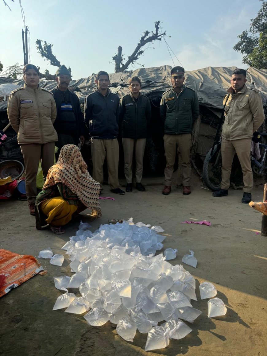 रामनगर मे मुखबिर की सूचना पर आबकारी विभाग की छापेमारी, मारी मात्रा मे पाउच कच्ची शराब बरामद