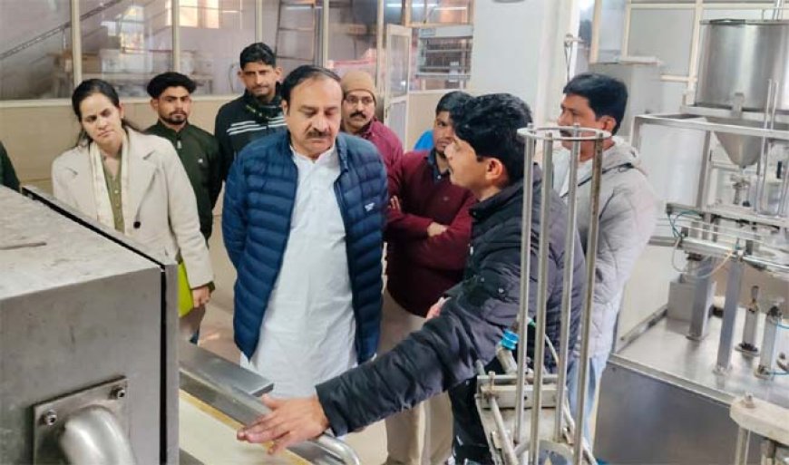 लालकुआँ दुग्धशाला में किसान आयोग उपाध्यक्ष ने परखी गुणवत्ता की कसौटी