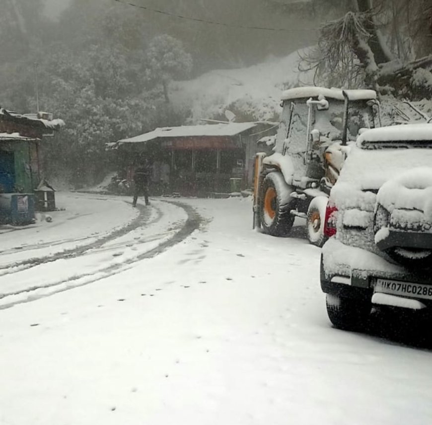 उत्तरकाशी में बर्फबारी से जीवन प्रभावित, सड़कें अवरुद्ध, विद्युत सेवा ठप