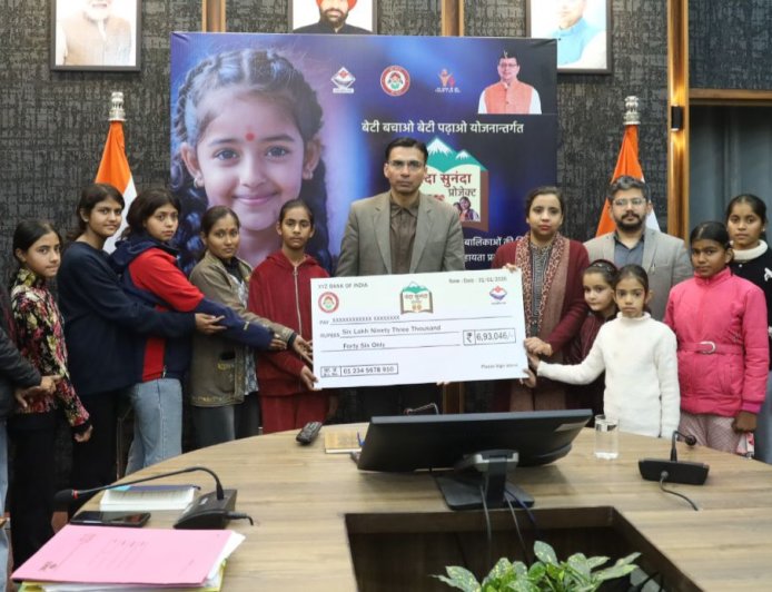 पापा की लाडलियों के सर से उठा पिता का साया, तो अभिभावक बन जिला प्रशासन ने संभाली कमान; शिक्षा पुनर्जीवित 