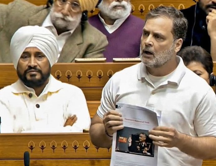 लोकसभा में हंगामा: राहुल गांधी के पूर्व सेना प्रमुख नरवणे की अप्रकाशित किताब के उद्धरण पर बवाल, स्पीकर ने अनुमति नहीं दी