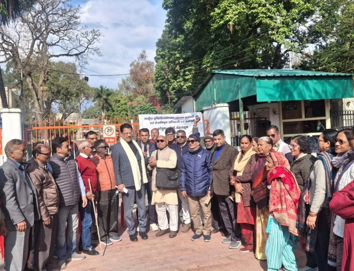 कांग्रेस ने NIEPVD कर्मचारियों के पेंशन बंदी के खिलाफ दिया समर्थन, धस्माना ने राहुल गांधी से संसद में उठाने का किया वादा