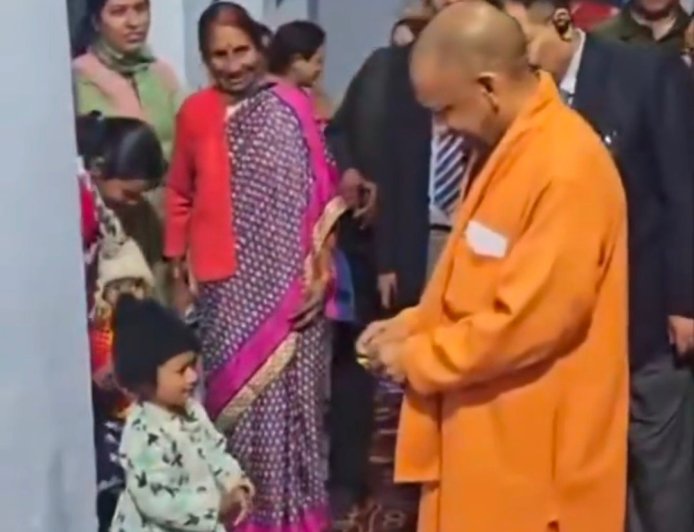 पैतृक गांव पंचूर पहुंचे CM योगी आदित्यनाथ, ग्रामीणों से मिले, बच्चों बंटी ट्रॉफी और चॉकलेट