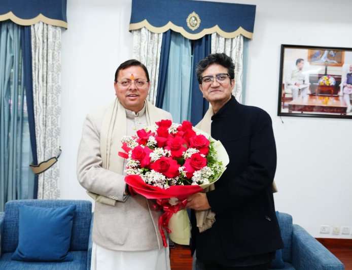 मुख्यमंत्री धामी से  केंद्रीय फिल्म प्रमाणन बोर्ड (सीबीएफसी) के अध्यक्ष प्रसून जोशी ने की शिष्टाचार भेंट,कला, संस्कृति, साहित्य एवं सिनेमा से जुड़े विभिन्न विषयों पर हुई चर्चा