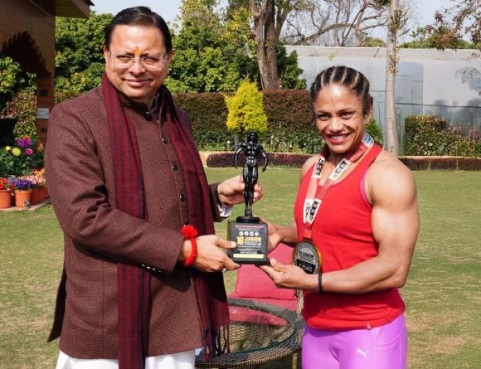 मुख्यमंत्री धामी ने प्रतिभा थपलियाल को किया सम्मानित