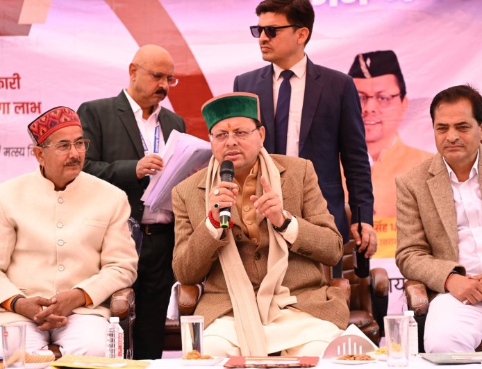 उत्तरकाशी के चिन्यालीसौड़ में जनता के बीच पहुंचे मुख्यमंत्री, ग्रामीणों की सुनी समस्याओं