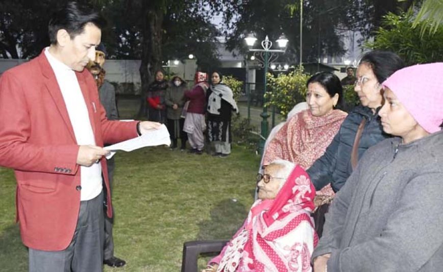 जनसुनवाई में आयुक्त दीपक रावत का सख्त एक्शन, शिकायतों पर तुरंत फैसला