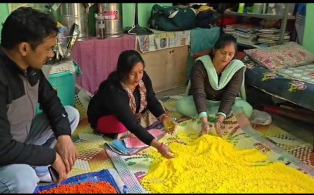 रुद्रप्रयाग: ‘वोकल फॉर लोकल’ अभियान से सशक्त हो रहीं ग्रामीण महिलाएं, प्राकृतिक तरीके से बना रहीं हर्बल कलर