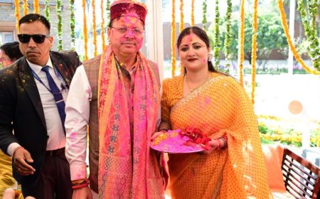 DEHRADUN: सीएम धामी के ‘द्वार’ पर फाग के रंग, होली मिलन में उमड़ा जनसैलाब