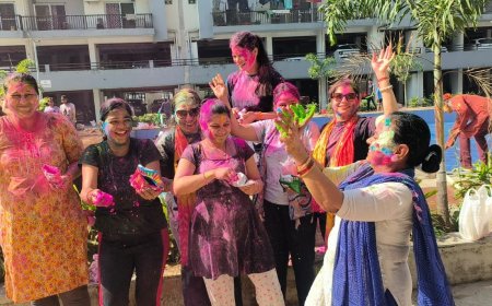 MDDA एचआईजी कॉलोनी में रंगारंग होली कार्यक्रम, खूब उड़ा अबीर-गुलाल