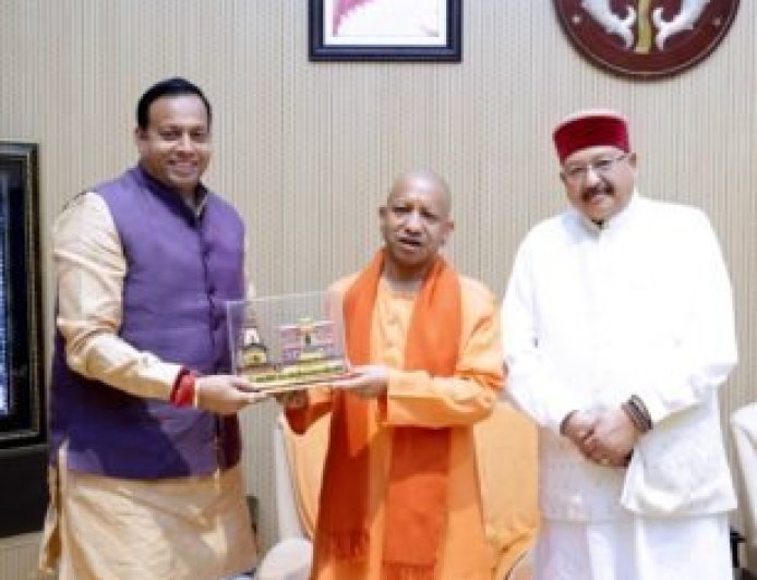 योगी आदित्यनाथ और राज्यपाल आनंदीबेन पटेल से मिले बीकेटीसी अध्यक्ष और पर्यटन मंत्री सतपाल महाराज, चारधाम यात्रा का न्योता, संपत्ति विनिमय पर चर्चा