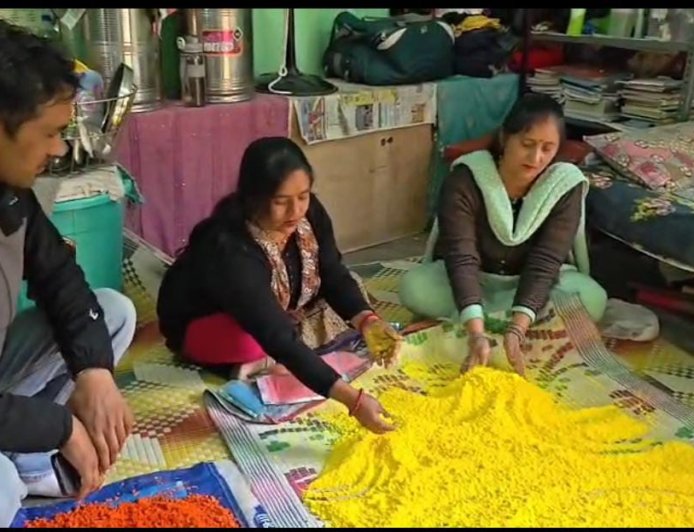 रुद्रप्रयाग: ‘वोकल फॉर लोकल’ अभियान से सशक्त हो रहीं ग्रामीण महिलाएं, प्राकृतिक तरीके से बना रहीं हर्बल कलर