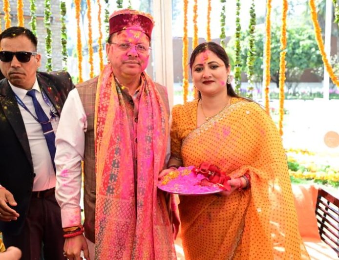 DEHRADUN: सीएम धामी के ‘द्वार’ पर फाग के रंग, होली मिलन में उमड़ा जनसैलाब