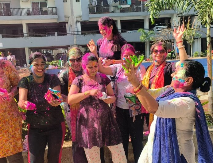 MDDA एचआईजी कॉलोनी में रंगारंग होली कार्यक्रम, खूब उड़ा अबीर-गुलाल