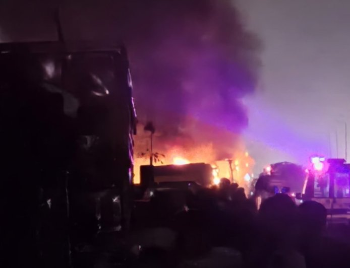 उत्तराखंड में फ्लाईओवर पर टकराई गाड़ियां, दो में लगी आग, महिला की मौत की आशंका