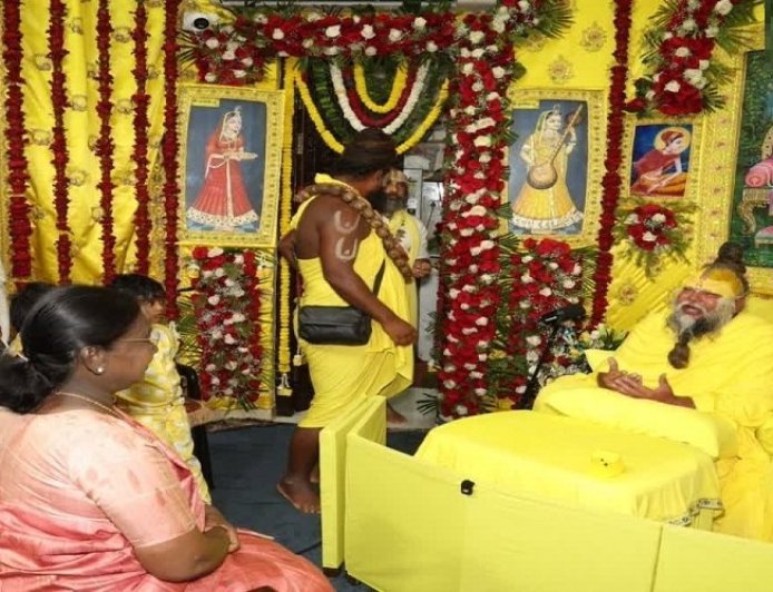 प्रेमानंद जी महाराज से मिलीं राष्ट्रपति द्रौपदी मुर्मू, नीम करोली मंदिर पहुंचीं, कैंसर हॉस्पिटल का उद्घाटन