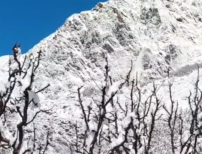 उत्तरकाशी : बर्फ से ढकी चोटियां चमकीं, सेब के बागवानों के लिए बड़ी राहत