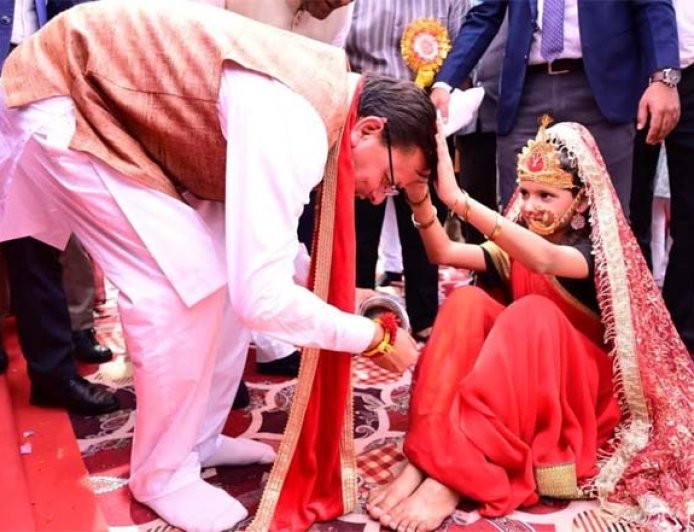 पुष्कर सिंह धामी ने 1100 कन्याओं का पूजन कर दिया नारी सम्मान का संदेश