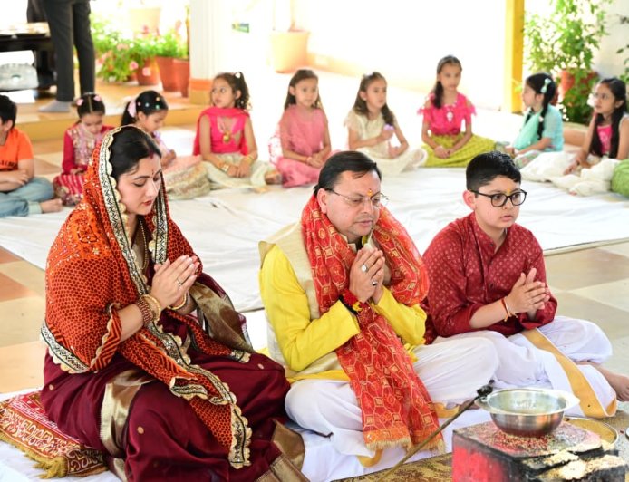 DEHRADUN NEWS: रामनवमी पर सीएम धामी ने सपरिवार किया कन्या पूजन, प्रदेश-वासियों को दी बधाई