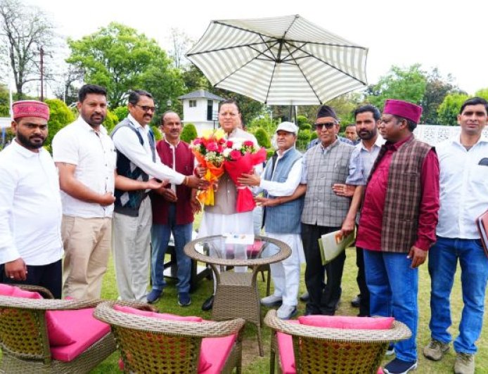 मुख्यमंत्री से विधायक मोहन महारा के नेतृत्व में आए प्रतिनिधिमंडल ने भेंट की