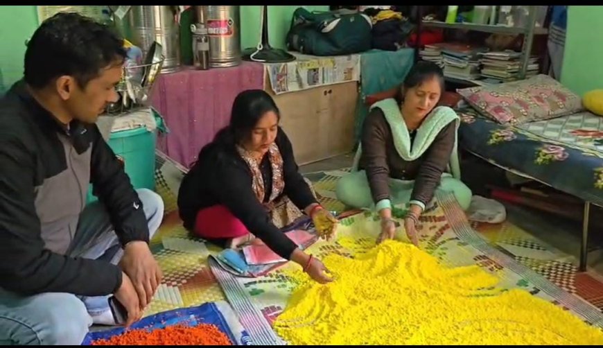 रुद्रप्रयाग: ‘वोकल फॉर लोकल’ अभियान से सशक्त हो रहीं ग्रामीण महिलाएं, प्राकृतिक तरीके से बना रहीं हर्बल कलर