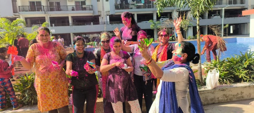 MDDA एचआईजी कॉलोनी में रंगारंग होली कार्यक्रम, खूब उड़ा अबीर-गुलाल