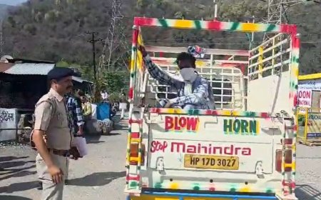 VIKASNAGAR: ऑपरेशन प्रहार के तहत पुलिस ने तड़ीपार किया आदतन अपराधी, धूमधाम से मनाई गई कार्रवाई