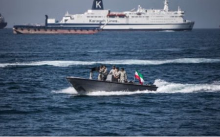 स्ट्रेट ऑफ होर्मुज में तनाव बढ़ा: भारतीय जहाजों पर हमले से वैश्विक तेल सप्लाई पर खतरा