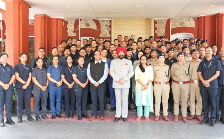 लोक भवन में सुरक्षाकर्मियों को मिली नई पहचान, राज्यपाल गुरमीत सिंह ने बैज से किया सम्मानित