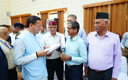 मुख्य सेवक सदन में सीएम धामी ने जनता की समस्याएं सुनीं और तत्काल समाधान किया