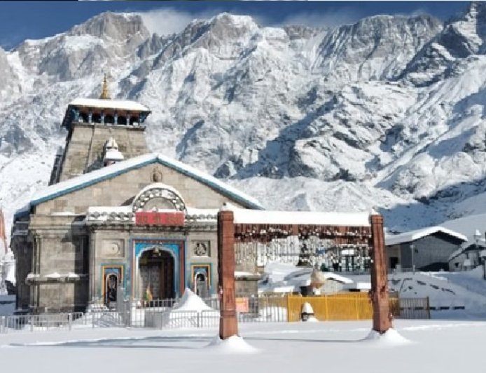 केदारनाथ धाम में बर्फबारी से यात्रा तैयारियों में रुकावट, प्रशासन सतर्क