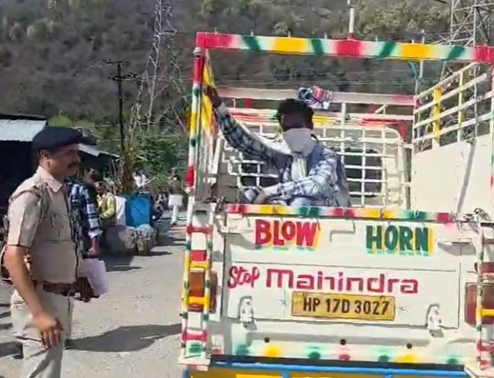 VIKASNAGAR: ऑपरेशन प्रहार के तहत पुलिस ने तड़ीपार किया आदतन अपराधी, धूमधाम से मनाई गई कार्रवाई