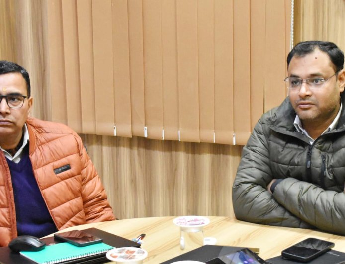 चमोली में जिलाधिकारी गौरव कुमार की अध्यक्षता में प्लास्टिक मुक्त बद्रीनाथ धाम के लिए समीक्षा बैठक आयोजित